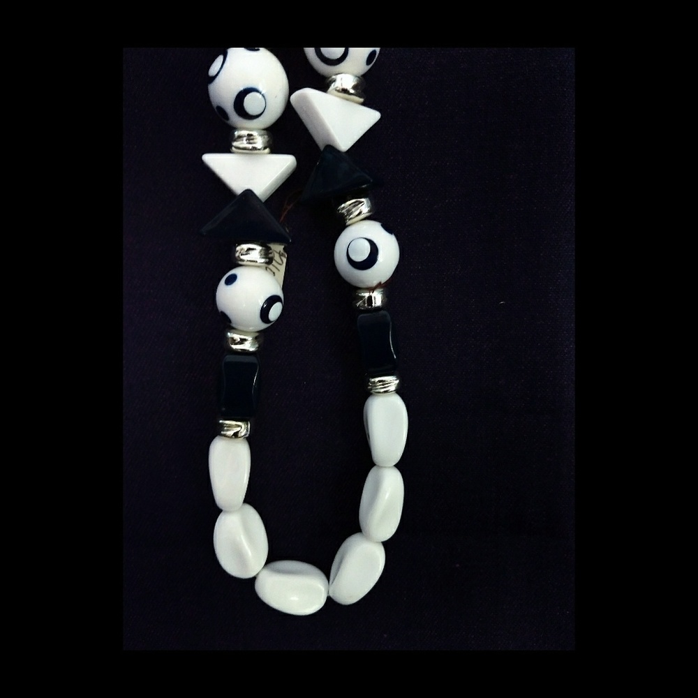 Vintage Lucite navy/white beaded necklace